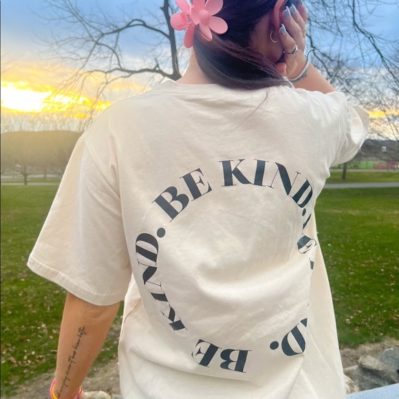 Be kind Graphic T - Picture 1 of 1